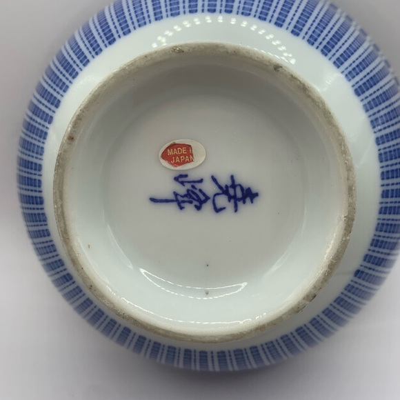 Rice Bowls 4 Japanese Fish Painted. Excellent condition. 3” tall, 6” wide. - Picture 10 of 13